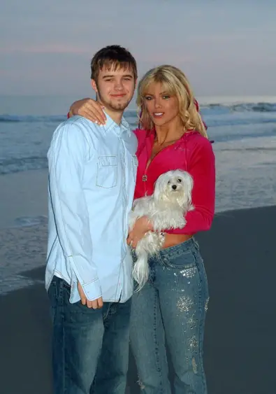 http://dogs.thefuntimesguide.com/images/blogs/anna-nicole-smith-daniel-marilyn.jpg