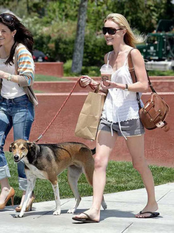 kate-bosworth-walking-dog.jpg