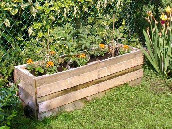 3 Free Container Garden Plans Using Reclaimed Pallets 